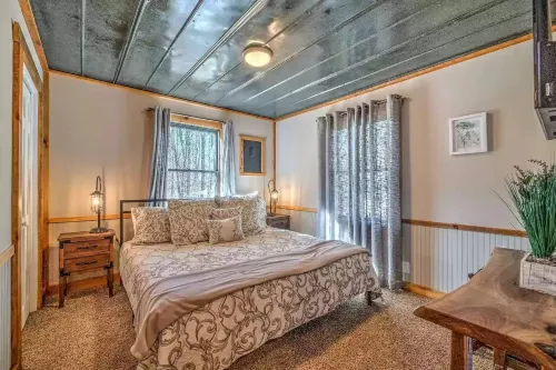 Rustic Creekside Cabin with Hot Tub, Fire Pit, WiFi Hôtels à : Comte de Fannin
