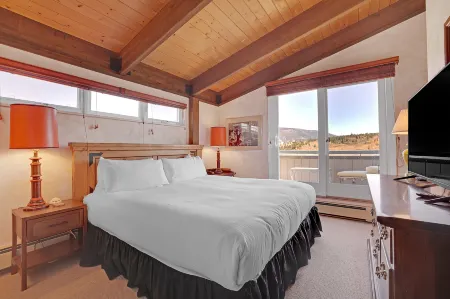 Breathtaking Mountain Views and Cozy Fireplace - Charming Outdoor Retreat Отели в г. Уайлдернест