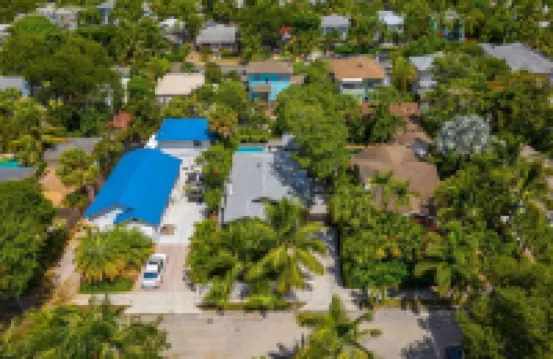 Charming Oasis with Heated Pool and Tropical Decor - Delightful Hideaway