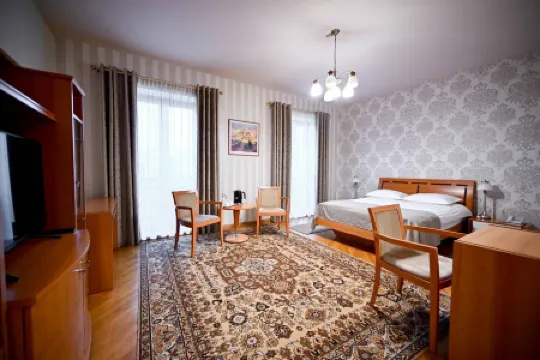 Latar Hotel Complex Отели рядом с достопримечательностью «Кавказские горы»