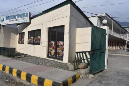 Tourist World Hotel Gilgit Отели рядом с Аэропорт Гилгит