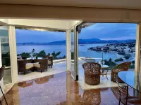 Luxurious 2-Bed Sea-Side Apartment in Saronida