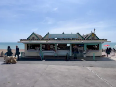 Deco Seafront - Seafront Apartment - Sleeps up to 6