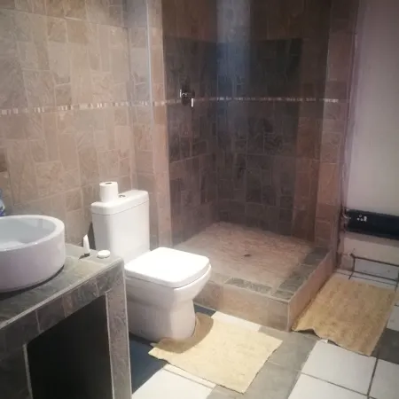 Naisar Sparkling White Apartment