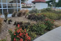 2-Bed Villa Sleeps 4 with Pool & Parking فنادق في 