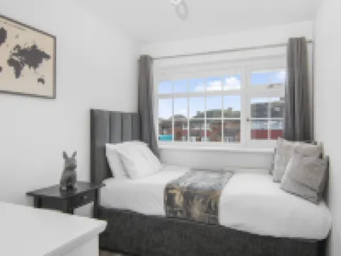 Gravesend 3 Beds by Jada Homes Hotels in Gravesend