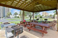 Commodore Resort by Book That Condo Hotel di Lower Grand Lagoon