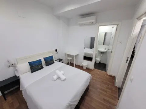 Ayz Frailes - Auto Check-in Property