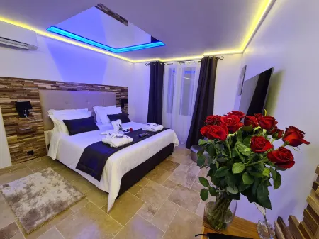 Loveroom la Garçonn'Hyères Отели в г. Пьерфё-дю-Вар