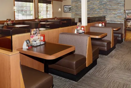 Sandman Hotel Abbotsford Airport Отели в г. Aldergrove