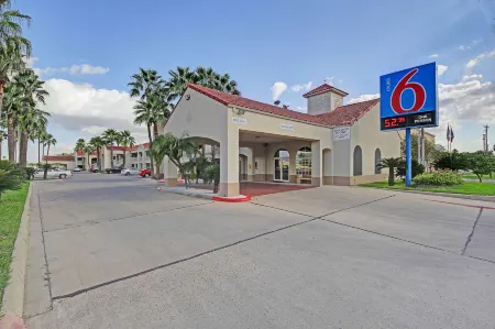 Motel 6 Edinburg, TX Отели рядом с достопримечательностью «IBC Bank»