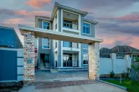 Saffron Beach Bistro & Cottages