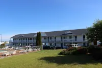 Sunrise Beach Motel فنادق في Mackinaw Township