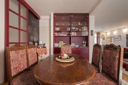 Urban Hostel & Apartments Отели рядом с достопримечательностью «Fountain of the Mothers of Macedonia»