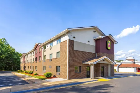Super 8 by Wyndham Richmond Midlothian Turnpike Отели рядом с достопримечательностью «Парк Роквуд»