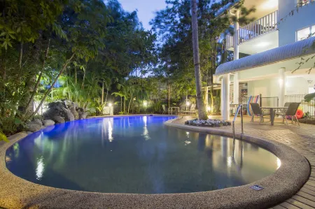 Port Douglas Outrigger Holiday Apartments Отели рядом с достопримечательностью «The Deep Retreat & Yoga Studio»