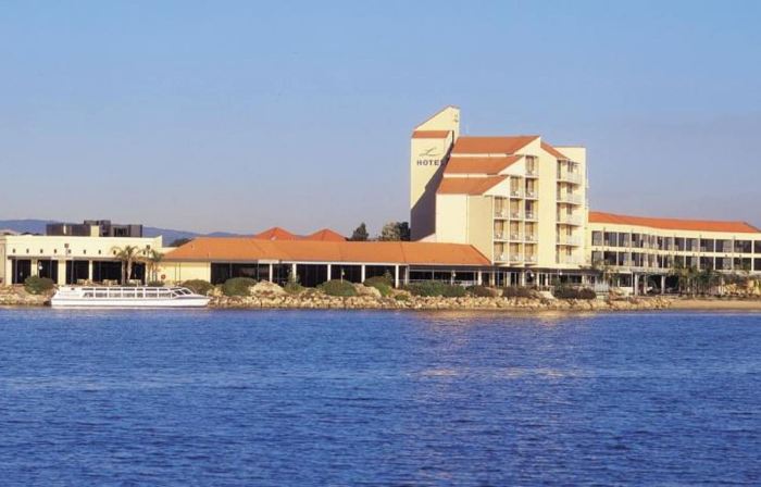 Lakes Hotel