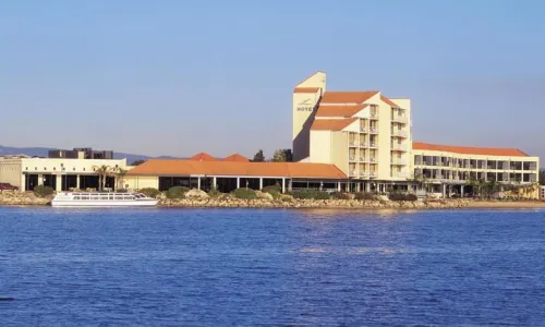 Lakes Hotel