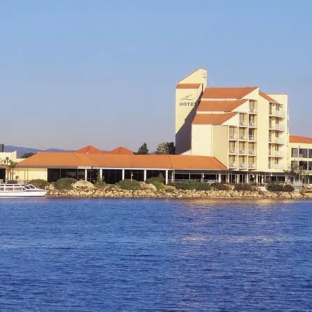 Lakes Hotel