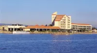 Lakes Hotel
