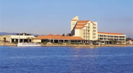 Lakes Hotel Отели в г. Порт Аделаида