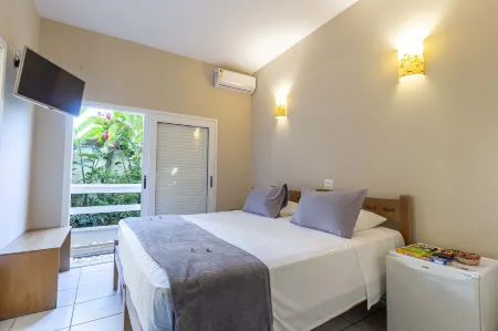 Pousada Toca da Praia Отели рядом с достопримечательностью «Camping e Bar do Cacau - Praia de Santiago»