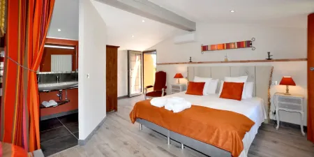 Le Mas des Colombes Chambres d'hôtes B&B & Spa Отели в г. Ллоро