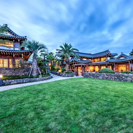 Jeju Hanok Hotel Hallagung Отели рядом с достопримечательностью «Водопад Вонан»