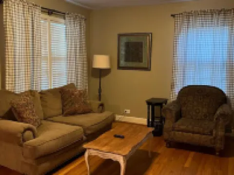 Pink Door Charming 2-bedroom house with WiFi, AC in nice Oneonta, Close to Food 오니온타 호텔