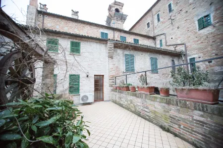 Hotel I Tigli Albergo Diffuso Отели в г. Барки