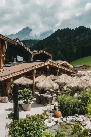 Jufenalm Boho & Wellnesshotel Отели в г. Динтен