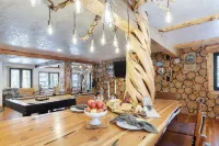 Base Camp by AvantStay Magical Cabin w Sauna Hot Tub Close to Snow Golf