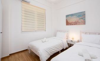 City Chic Apartment with Park View