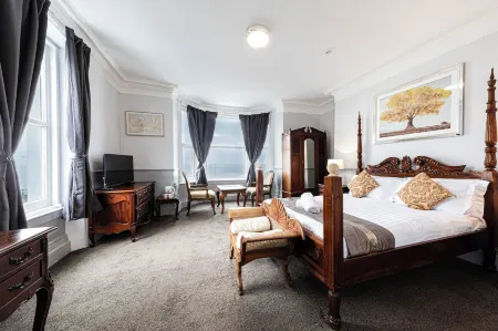 The Manor Hotel Отели рядом с достопримечательностью «Mostyn Street»