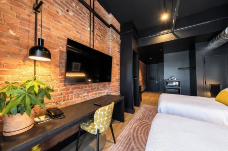 The Landmark Hotel and Casino Отели в г. Лоренс