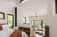 Romantic Couples Getaway 4 Miles to DT Hot Tub Haus 43