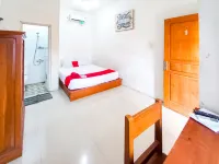 Super OYO 3702 Homestay Bougenville Syariah Hotels in Lamongan