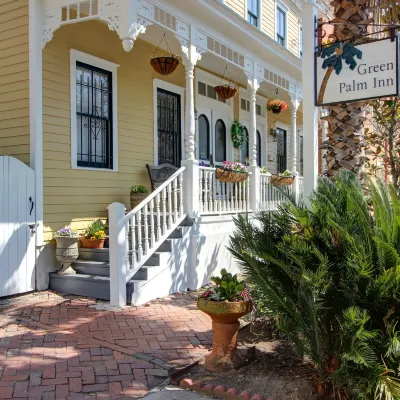 Green Palm Inn Отели рядом с достопримечательностью «Кладбище Бонавентура»