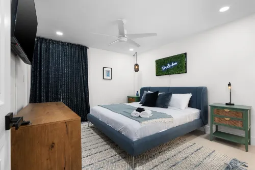 Modern 4BR Home + Jacuzzi 10 minutes from downtown