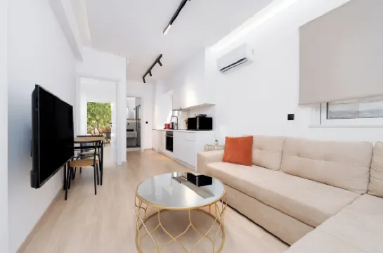 雅典裏維埃拉的時尚公寓，帶戶外庭院