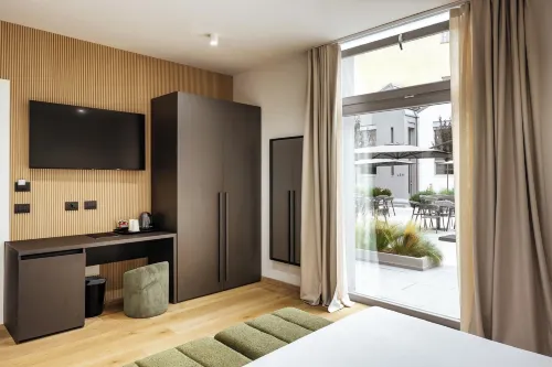 RH Lifestyle Rooms & Suites - parking