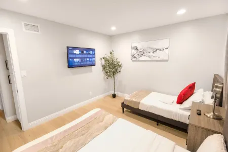 Private Outdoor Space and Spacious Living Area - Exotic Charming Retreat