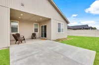 Modern, Luxurious 4-bedroom Centrally located home Hotels in Nampa
