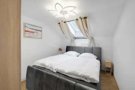 Castle, lake and mountain view Отели в г. Хальблех