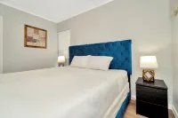 Colorful & Comfy Retreat: Close to Tampa ~ Parking Read More Comics附近的飯店