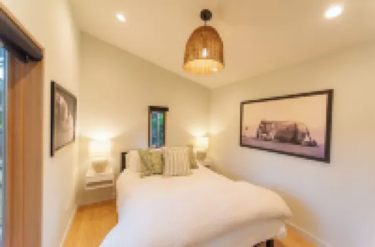 New Luxury Cottage Minutes To Beach & Town!