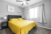 Pool, Sauna, Work out area, ping pong, King Bed.  So Many Amenities!!! Hotels near Old Mill Shopping Center