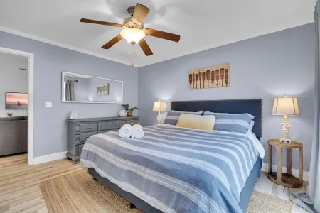 Relaxing 3Br Beach Retreat - Hot Tub, Fire Pit & Games