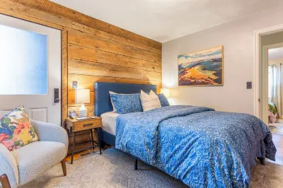Delightful Downtown Retreat in the Willamette Wine Country Hotels near Champoeg State Heritage Park