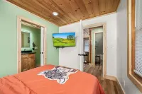 Cozy Cabin Escape • Sleeps 6 • Games • 65” TV